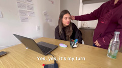 scarlettandc: Dvě lesbičky hrají pokání a skončí tvrdě