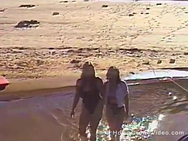 Homegrown Lesbian: Pesta pantai hardcore cewek seksi yang seksi