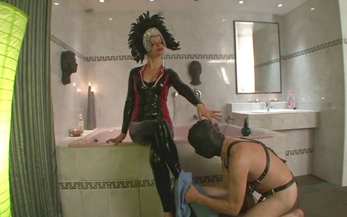 Absolute BDSM films - The original: Fußfetisch demütigen im badezimmer