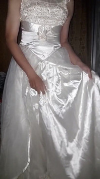 Porra flui em vestido de noiva de cetim