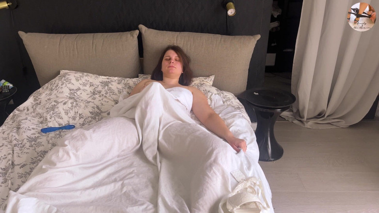 beauty_and_the_other_one: Sam w domu masturbuje się cipką grać pod prześcieradłami