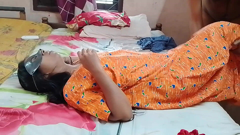 LEGSCOUPLE12: 집에서 남편에게 따먹히는 인도 마을 소녀