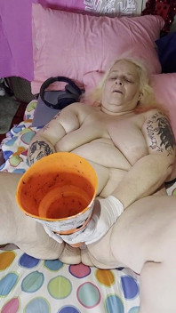 Co robi ta napalona dziwka?