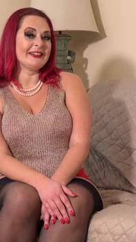 Auntjudys - uma entrevista sexy com a ruiva gordinha MILF Julieta