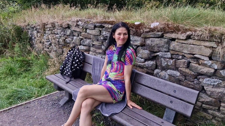 Nicky Brill: Çıplak açık havada genişliyor ve işiyor