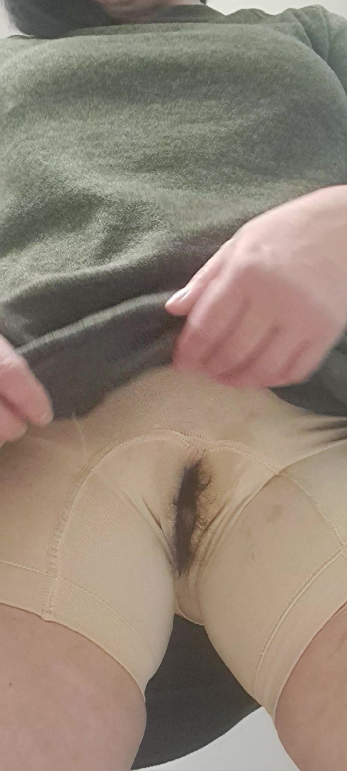 Mommy big hairy pussy: Mama își scoate vaginul gras din gaura din chiloții ei mari