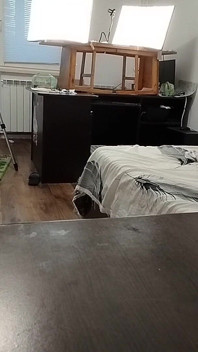 Sexy Ehefrau Trainiert Zu Hause Nackt. Sexy Brünette Probiert Strumpfhosen an, Behaarte Muschi, Dicker Arsch, Dicke Titten.
