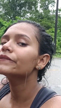 Aku lagi asik nyepong kontol supirku di jalan!