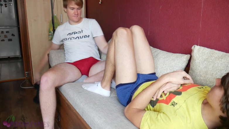 Ethan Alex: La timide Alex se laisse convaincre d'avoir des actes sexuels