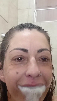 이 MILF는 매우 장난꾸러기 샤워를 하기로 결정하고 자위하며 카메라를 향해 섹시한 장난꾸러기 소녀를 과시했습니다