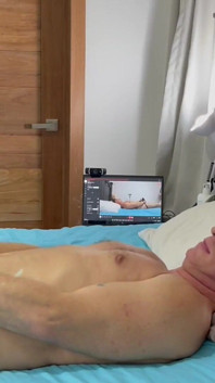 Orgasm cu mâinile libere. Bărbat țipă și ejaculează tare în timp ce tânăra stăpână se află pe fața lui.