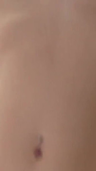 그녀의 의붓딸이 그녀를 덮어, 그래서 이제 그녀는 그의 여친처럼 자지를 빨아야해