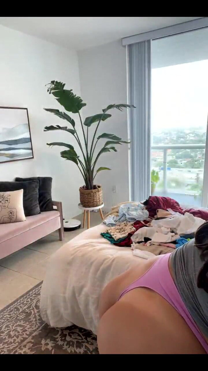 Dani Valentina: Apa kau kangen pertunjukan air maniku sebelumnya?