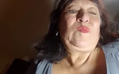Une GILF mature masturbe ma chatte poilue avec mes pieds