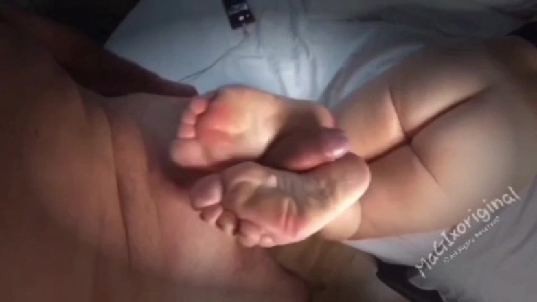 Blondie2307: 젖은 발을 가진 섹시한 새엄마