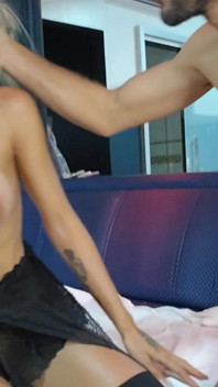 Blowjob basah dengan ciuman dan dubur.