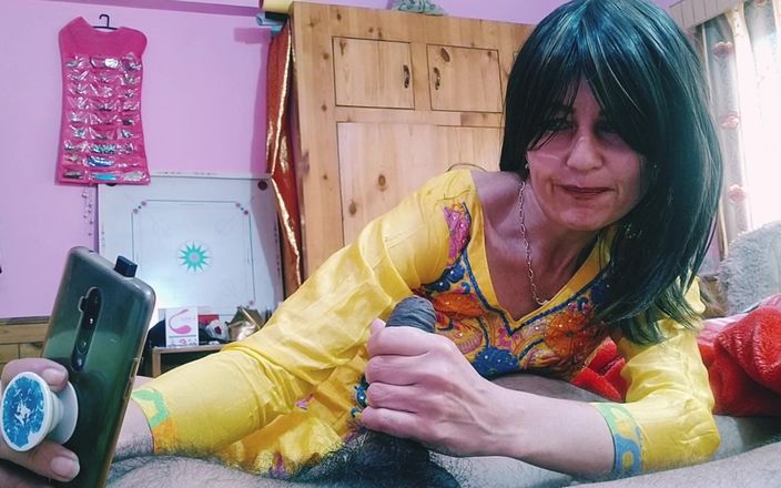 Bolly Karma: Üvey oğul kayıt yaparken üvey annesinin ağzına ayak sokuyor