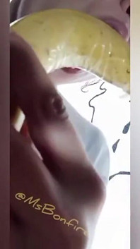 Io inzuppo una banana di piacere e la lascio pulita in gola