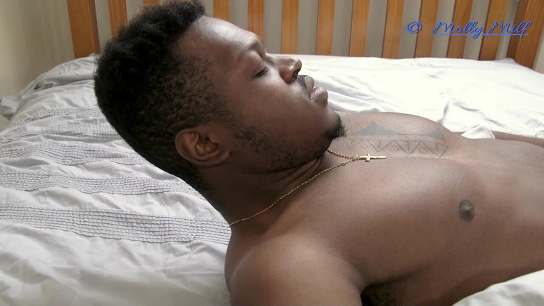 Molly MILF: Gorąca dojrzała MILF pieprzy młodego czarnego faceta