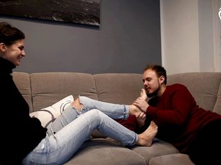 Czech Soles - foot fetish content: Pierwsze wielbienie stóp Nikoli w jej życiu!