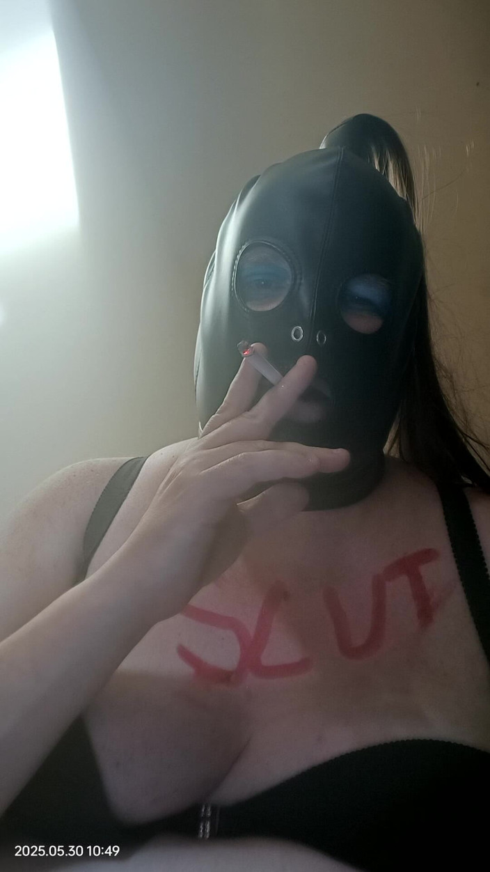 Stephanie-Nicole-TV: Grandota fumando y jugando con un consolador