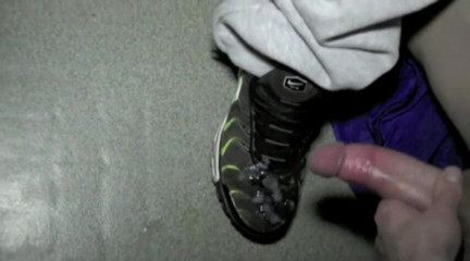 Sneaker gay: Spodní twink otrok chodidla a chodidla dominantní XXL