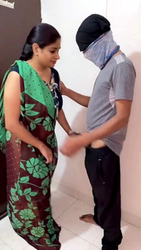 Kamwali baise avec un garçon pour avoir volé de l’argent dans son sac à main
