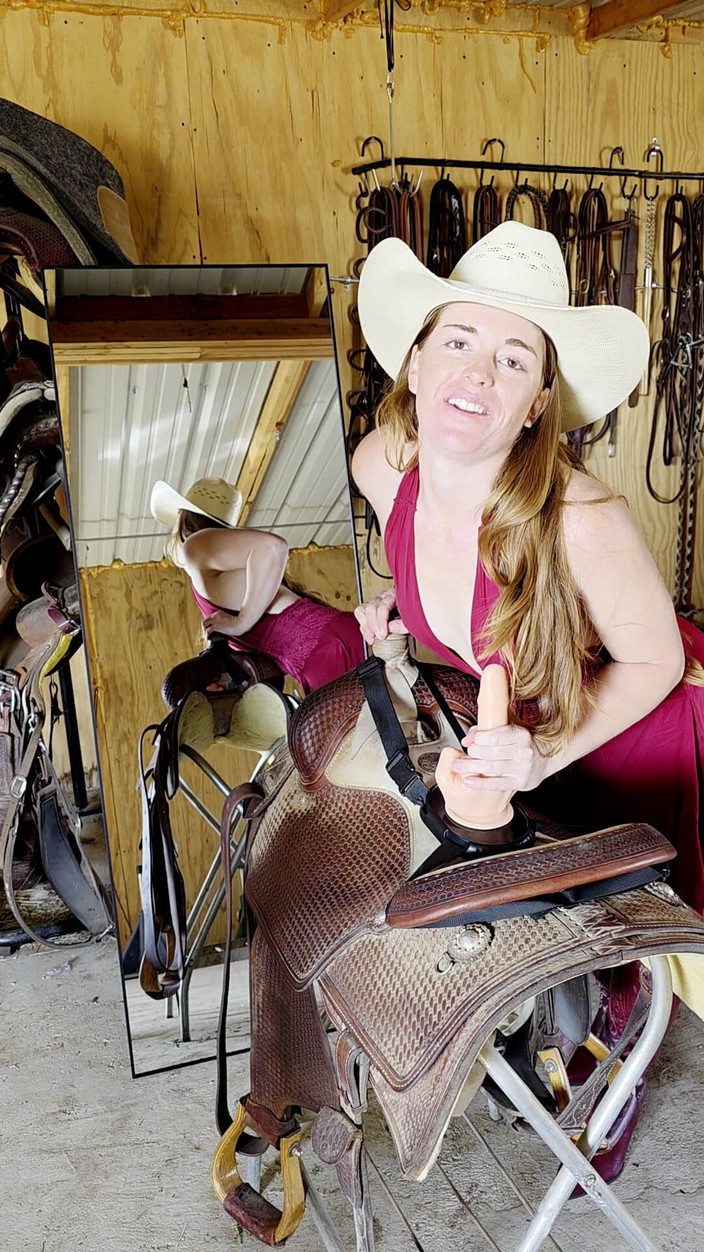 NaughtyRedFarmgirl: Une rousse chevauche un gode sur la selle vous suppliant...