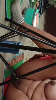 Nos quitamos su ropa y hicimos un video desde dentro de la manta