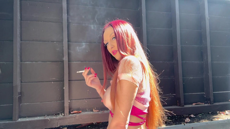 Artemisia Love: Kouření cigarety a ukazování mých šťavnatých prsou