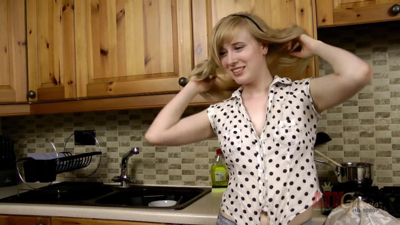 ATKIngdom Fans: Satine Spark gets undressed and shows off her body