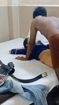 उसे और रोमांटिक बनाने और उसे और अधिक चुंबन देने की कोशिश करें