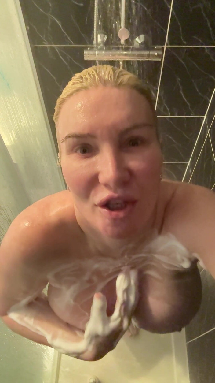 Sophie James: Відео від першої особи: зловили в душі... Трахни мої 34jj цицьки!