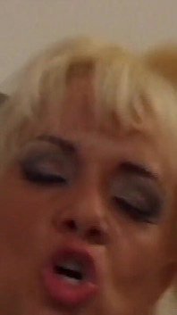 Blonde milf fickt mit riesigem schwanz und liebt es
