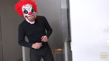 Teen Mega World: Evil Clown dan dua pacarnya