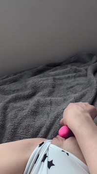 POV Orgasmus S Několika Hračkami V Pyžamu