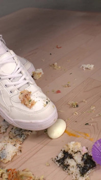 Cotta cibo giocosa di hinami ishikawa: sneakers e calzini delizia