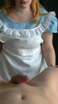 Leche dentro de Alicia en el país de las maravillas en primer plano