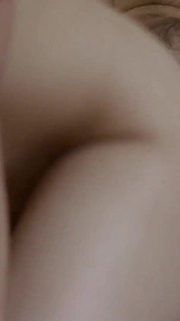 Un artiste baise son modèle dans son jardin