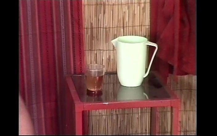 Real Home Made: 야생 아마추어 섹스 테이프에서 하드코어 섹스가 필요한 가면을 쓴 창녀