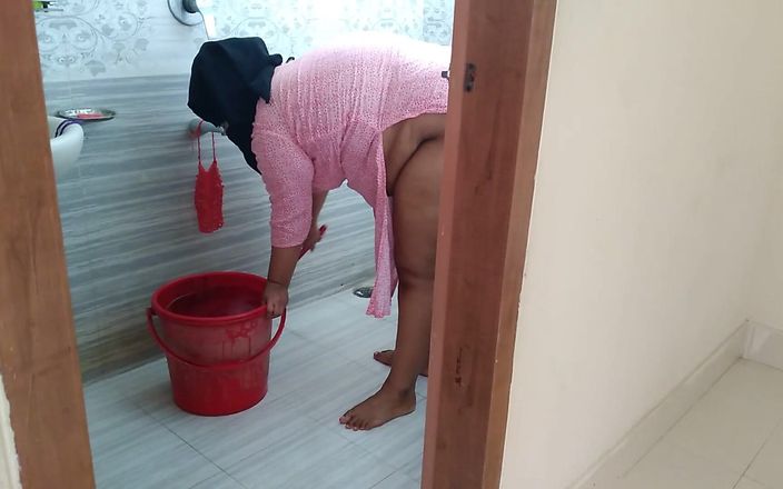 Aria Mia: मालिक ने सऊदी नौकरानी को चोदा, जबकि वह नग्न बाथरूम की सफाई कर रही थी - और कुछ वापस दे दिया