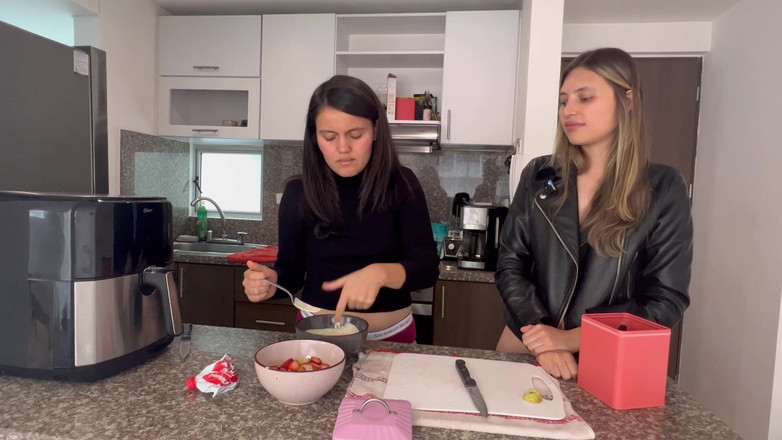 scarlettandc: Kami Sediakan Strawberi Berkrim Dan Berseronok