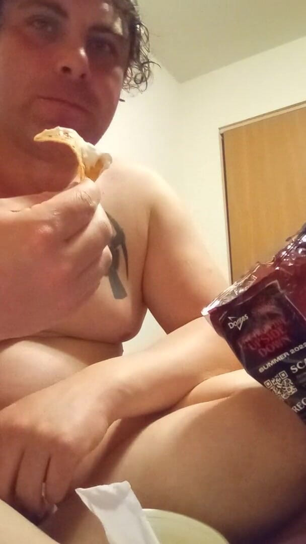 JG Risk: Поедает Doritos и пьет чай голышом