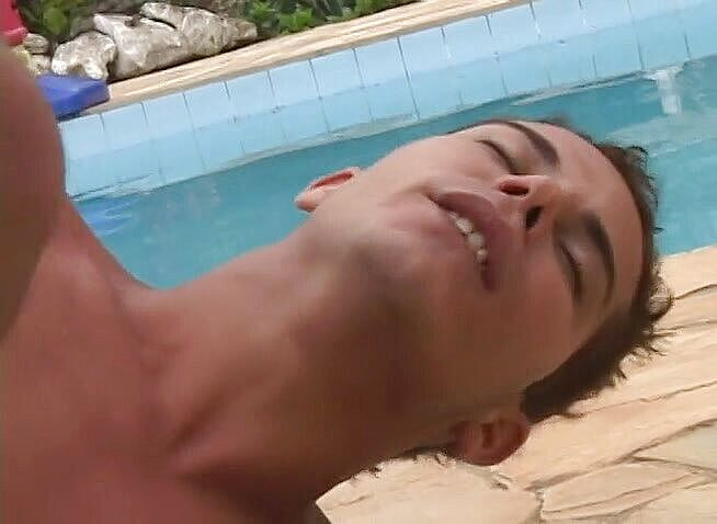 Bad Boyz: Guarda da piscina fodendo a bunda de twink