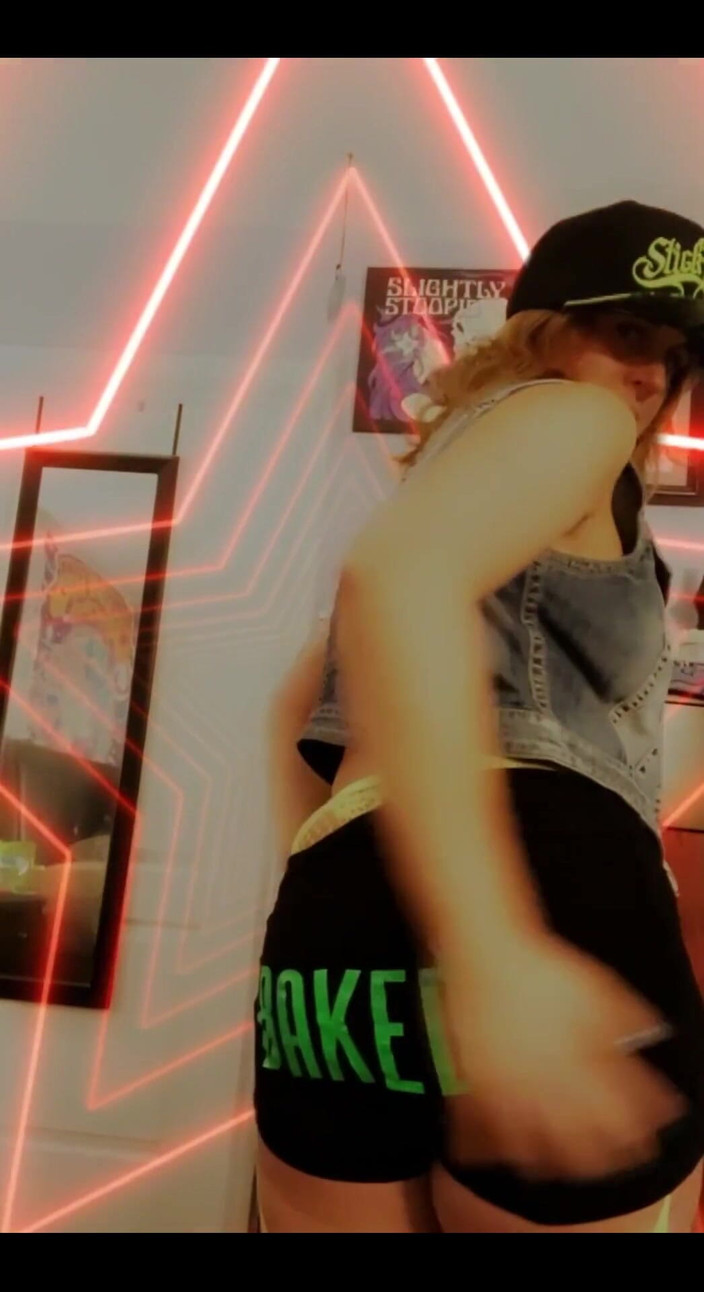 Suzy Wylde: 3704772852.mp4