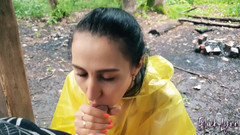 YSP Studio: Brunetka dziewczyna w żółtym płaszczu przeciwdeszczkowym ssie kutasa na zewnątrz