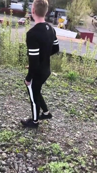 Dick Boys Studio: Extreem. Zijn Grote Lul Aftrekken Op Het Treinstation