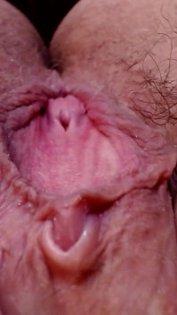 Memek berbulu sempit cewek mungil ini dicrot di dalam - close up