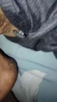 Tocar a mi esposa mientras descansaba en la cama