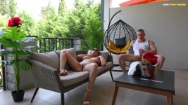 Schamlose Stiefmutter: Nackt, braungebrannt und von ihrem geilen Stiefsohn in den Hals gefickt!